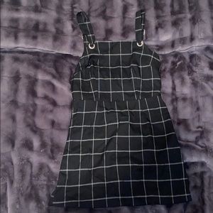 Black / white strap dress